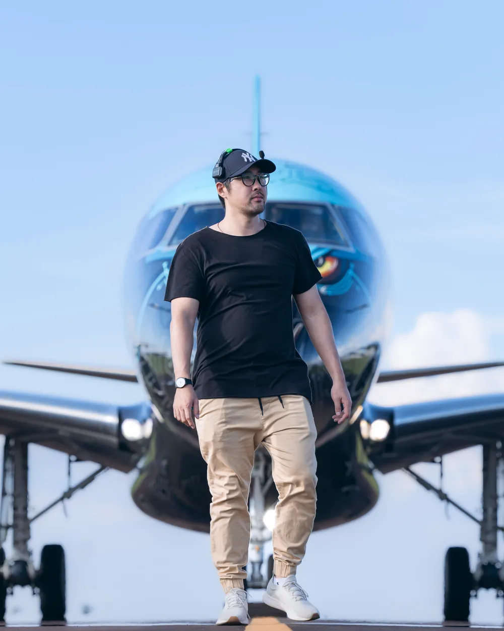 Shindi Kavamukai na pista, na frente de um jato Embraer E2